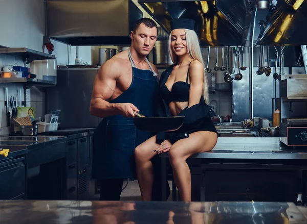 Uma Garçonete Loira Sexy Flertando Com Cozinheiro Muscular Sentada Uma — Fotografia de Stock