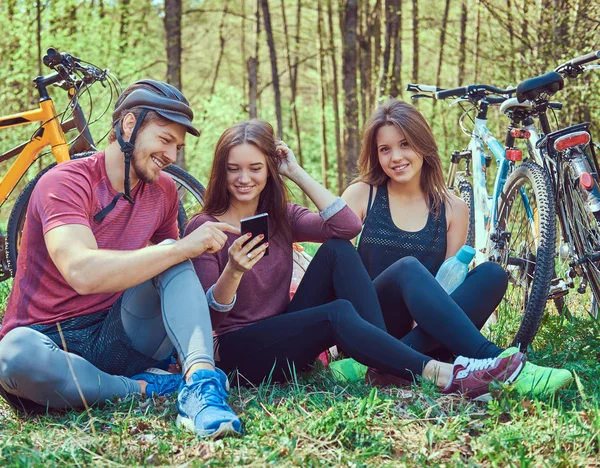 Group Friends Sitting Ground Relax Talk Together Biking Park Friendship — Stock Photo, Image