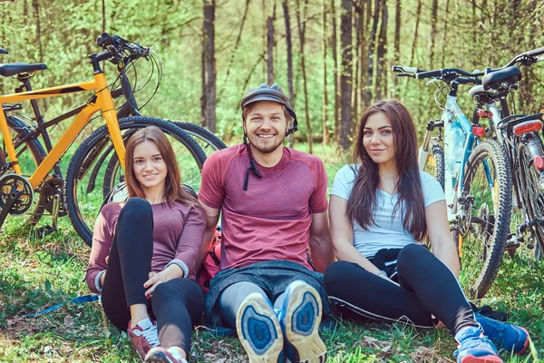 Grupo Amigos Está Sentado Suelo Relajarse Hablar Juntos Después Andar — Foto de Stock