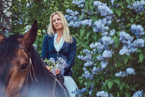 Charmante Schöne Blonde Jockey Reiten Auf Einem Braunen Pferd Blumengarten — Stockfoto