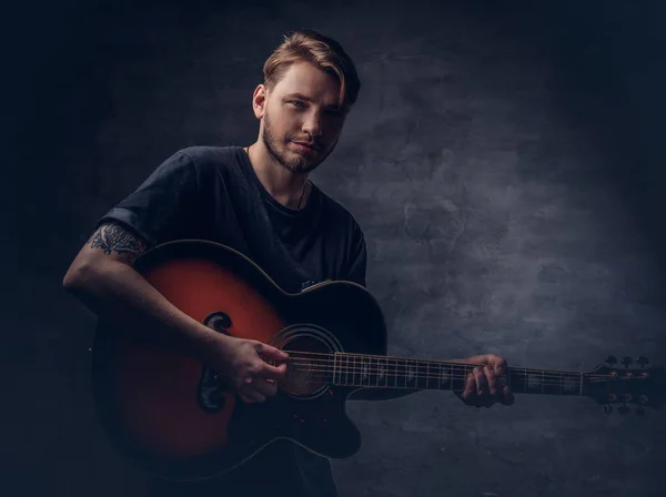 Een Aantrekkelijke Getatoeëerd Gitarist Zwart Shirt Spelen Gitaar Geïsoleerd Een — Stockfoto