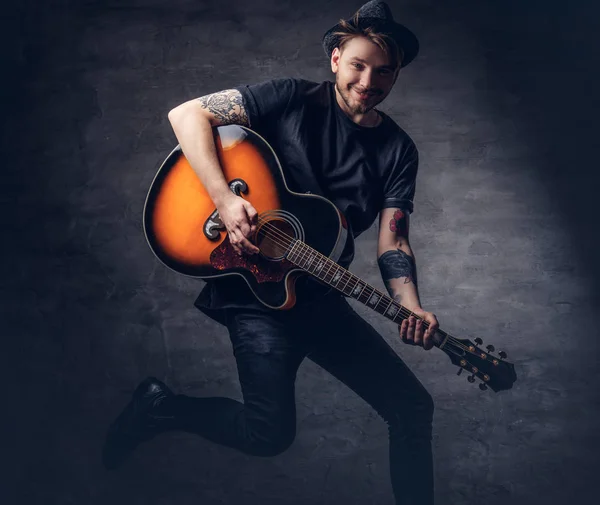 Ein Attraktiver Tätowierter Gitarrist Schwarzem Shirt Der Auf Einer Akustikgitarre — Stockfoto