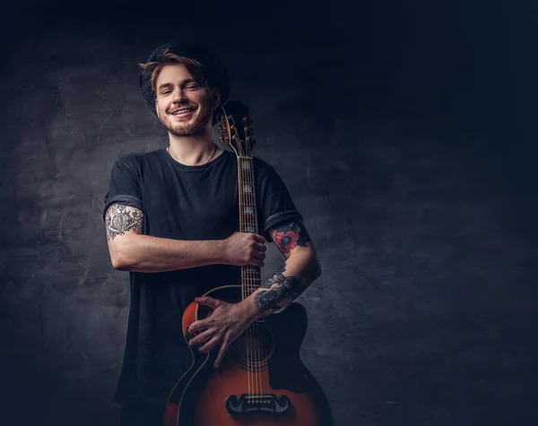 Belo Guitarrista Tatuado Camiseta Preta Segura Uma Guitarra Acústica Isolada — Fotografia de Stock