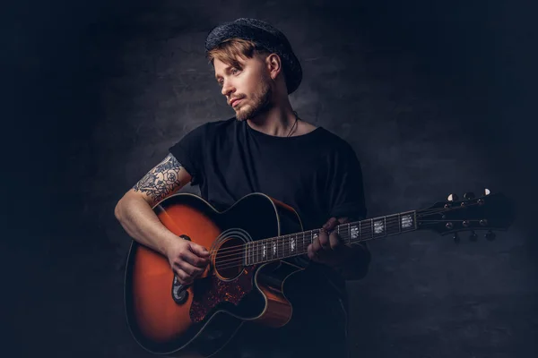 Attraktiv Tatuerade Gitarrist Hatt Spelar Akustisk Gitarr Isolerad Mörk Bakgrund — Stockfoto