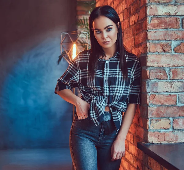 Porträt Eines Attraktiven Brünetten Mädchens Flanellhemd Und Jeans Das Der — Stockfoto