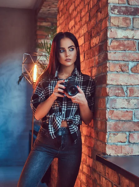 Porträtt Attraktiv Brunett Tjej Klädd Flanellskjorta Och Jeans Med Kameran — Stockfoto