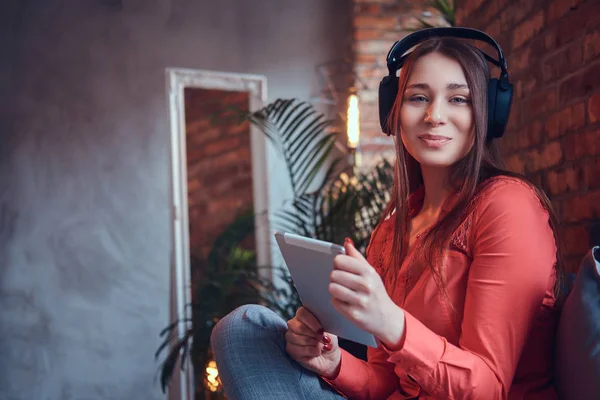 Attraktiv Smilende Brunette Jente Kledd Løse Klær Med Nettbrett Mens – stockfoto