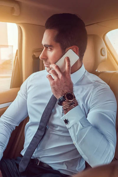 Een Knappe Stijlvolle Zakenman Praten Aan Telefoon Zittend Auto — Stockfoto