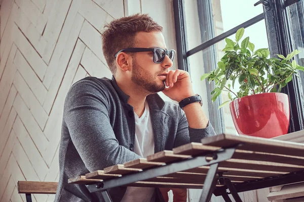 Joven Guapo Con Gafas Sol Ropa Casual Sentado Una Cafetería — Foto de Stock