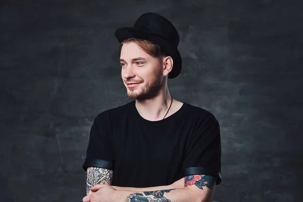 Portret Van Knappe Bebaarde Hipster Met Gekruiste Getatoeëerde Armen Gekleed — Stockfoto