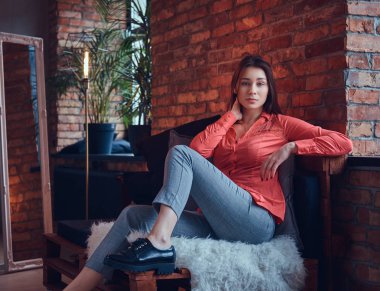 Çatı katı iç ile bir odada büyüleyici bir esmer.