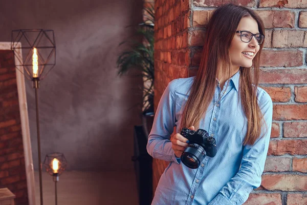 Retrato Uma Jovem Fotógrafa Óculos Camisa Azul Sorrindo Encostada Uma — Fotografia de Stock