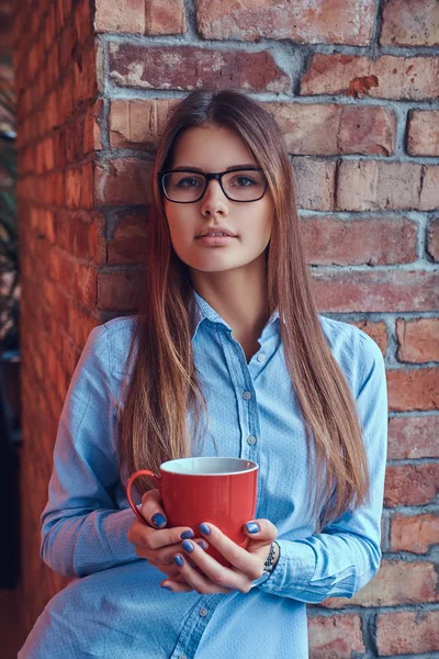Retrato Uma Bela Jovem Com Xícara Café Encostada Uma Parede — Fotografia de Stock