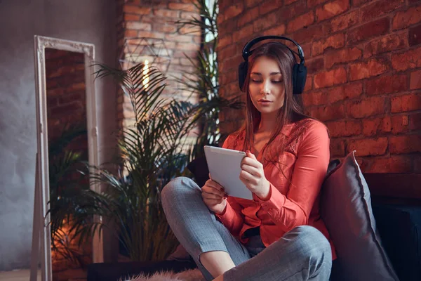 Una Encantadora Morena Ropa Casual Con Una Tableta Auriculares — Foto de Stock