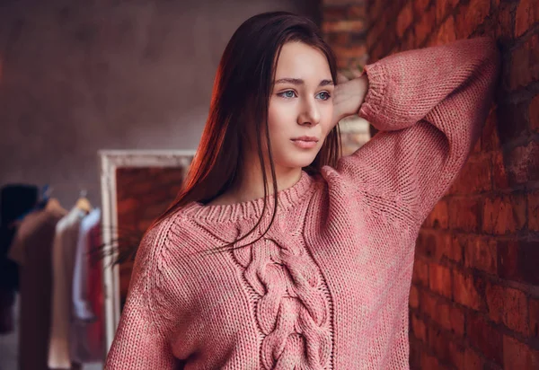 Portrait Beautiful Charming Brunette Dressed Stylish Clothes Leaning Brick Wall — Stock Photo, Image