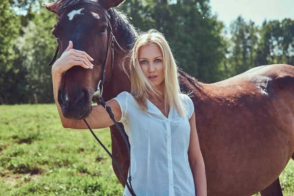 Loira Bonita Encantadora Vestindo Uma Blusa Branca Jeans Abraçando Cavalo — Fotografia de Stock