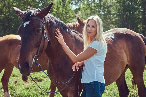 Encantadora Hermosa Rubia Con Una Blusa Blanca Vaqueros Pie Con — Foto de Stock