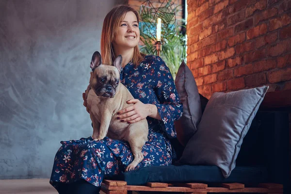 Retrato Una Mujer Atractiva Sonriente Sentada Con Lindo Pug —  Fotos de Stock