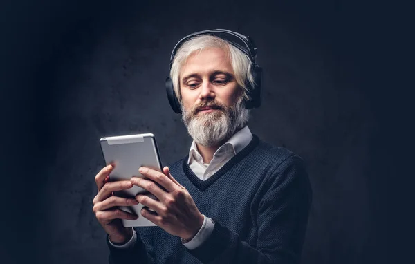 Retrato Estudio Hombre Mayor Guapo Usando Una Tableta Con Auriculares — Foto de Stock