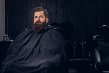 Sakallı yakışıklı ile daha önce saç yıkamada bir Kuaför Salonu.
