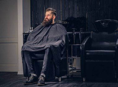 Sakallı yakışıklı ile daha önce saç yıkamada bir Kuaför Salonu.