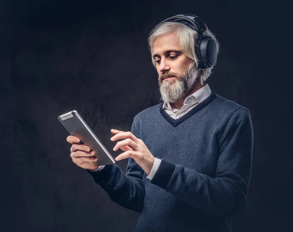 Retrato Hombre Mayor Guapo Usando Una Tableta Con Auriculares Estudio — Foto de Stock