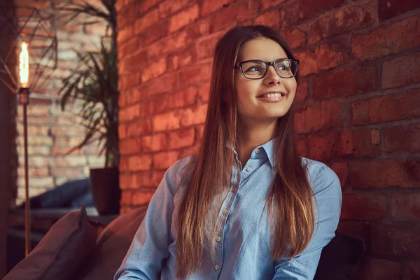 Portrét Atraktivní Okouzlující Brunetka Nosí Brýle Elegantní Košili Usmíval Sedí — Stock fotografie