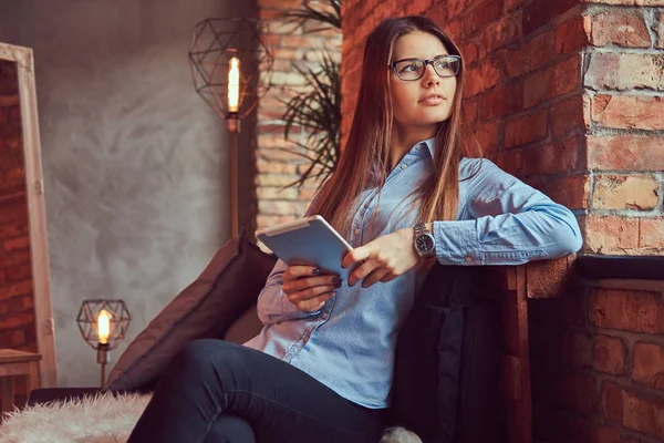 Retrato Una Encantadora Chica Morena Gafas Camisa Azul Sostiene Una — Foto de Stock