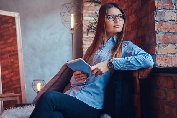 Retrato Menina Morena Encantadora Óculos Camisa Azul Segura Tablet Sentado — Fotografia de Stock