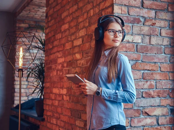 Una Joven Morena Con Gafas Camisa Azul Pie Contra Una — Foto de Stock