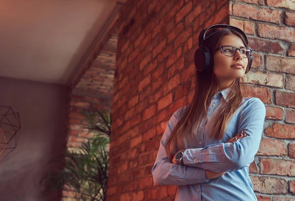 Retrato Una Atractiva Morena Encantadora Gafas Camisa Azul Cruzada Brazos — Foto de Stock