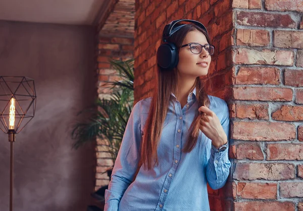 Retrato Una Atractiva Morena Encantadora Gafas Camisa Azul Escuchando Música — Foto de Stock