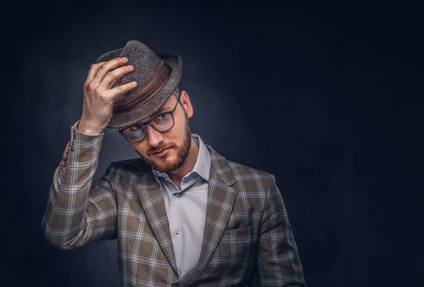 Estúdio Retrato Hipster Barbudo Chapéu Óculos Vestindo Terno Casual — Fotografia de Stock