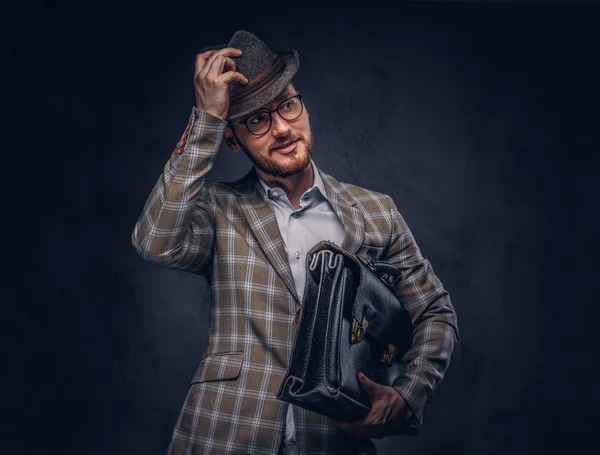 Ein Bärtiger Mann Mit Lässigem Anzug Hut Und Brille Hält — Stockfoto