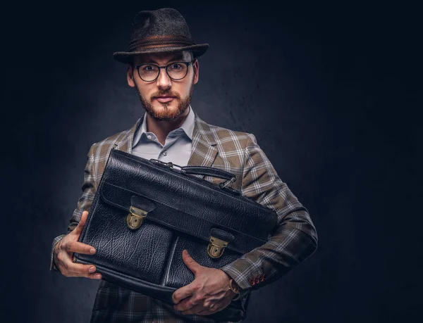 Hombre Barbudo Con Traje Casual Sombrero Gafas Sostiene Maleta —  Fotos de Stock