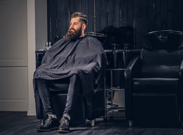 Pohledný Vousatý Muž Před Mytím Vlasů Kadeřnictví Salon — Stock fotografie