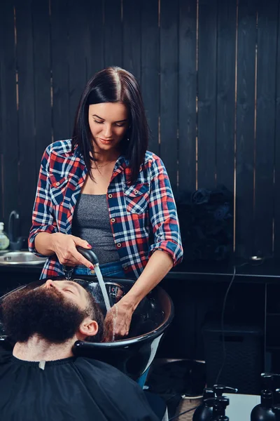 Professionele Kapper Serving Client Hoofd Wassen Een Zwart Trendy Wastafel — Stockfoto