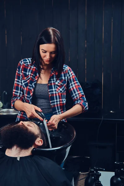 Professionele Kapper Serving Client Hoofd Wassen Een Zwart Trendy Wastafel — Stockfoto