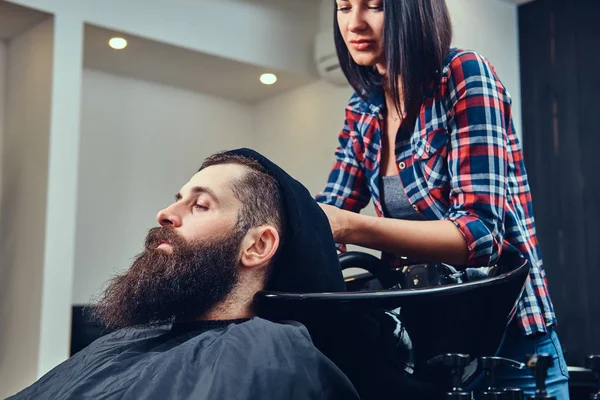 Coiffeur Professionnel Essuyant Avec Une Serviette Après Avoir Lavé Tête — Photo