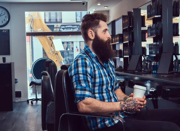 Guapo Elegante Hombre Barbudo Con Tatuaje Brazo Vestido Con Una —  Fotos de Stock