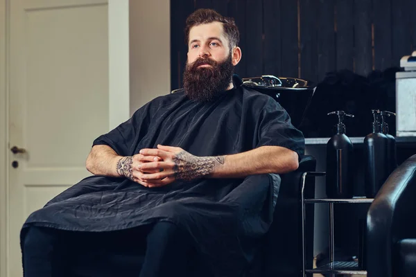 Красивий Бородатий Чоловік Татуюванням Руках Перед Миттям Волосся Перукарні — стокове фото