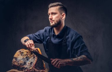 Profesyonel kasap bir masada çiğ füme et kesme