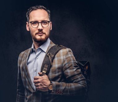 Stüdyo portre rahat kıyafetli bir yakışıklı sakallı erkek.