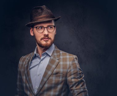 Stüdyo portre rahat kıyafetli bir yakışıklı sakallı erkek.