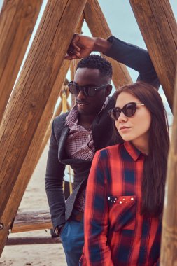 Çekici çift sahilde. Afrikalı-Amerikalı adam ve beyaz kız.