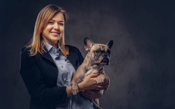 Retrato Una Mujer Negocios Rubia Traje Formal Sostiene Lindo Pug —  Fotos de Stock