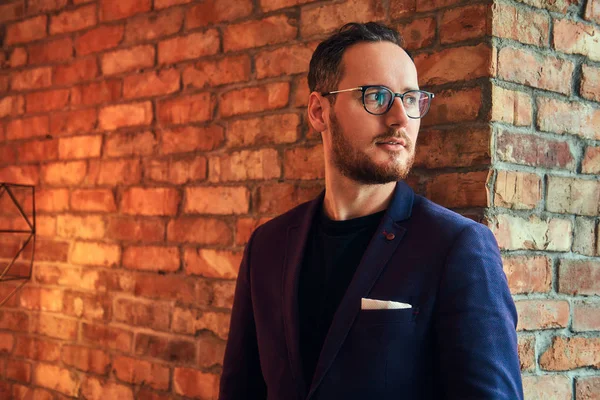 Retrato Hombre Barbudo Guapo Con Traje Elegante —  Fotos de Stock