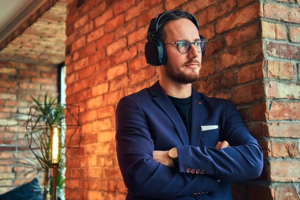 Retrato Cerca Guapo Hombre Barbudo Con Traje Elegante — Foto de Stock