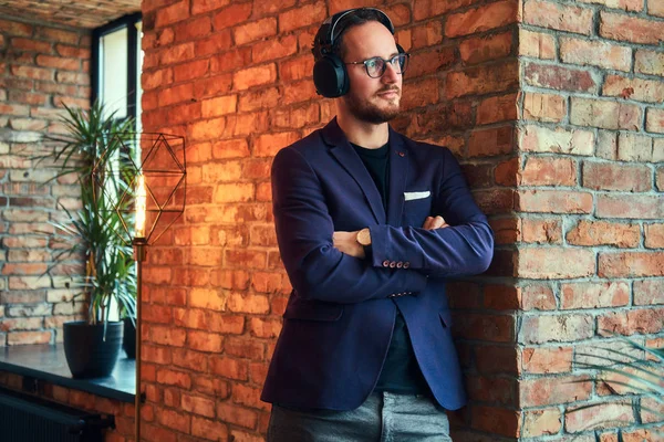 Retrato Cerca Guapo Hombre Barbudo Con Traje Elegante — Foto de Stock