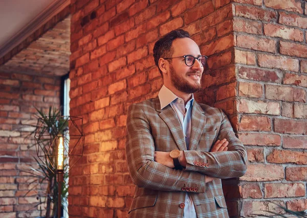 Stilvoller Mann Flanellanzug Und Brille Mit Verschränkten Armen Loft Interieur — Stockfoto